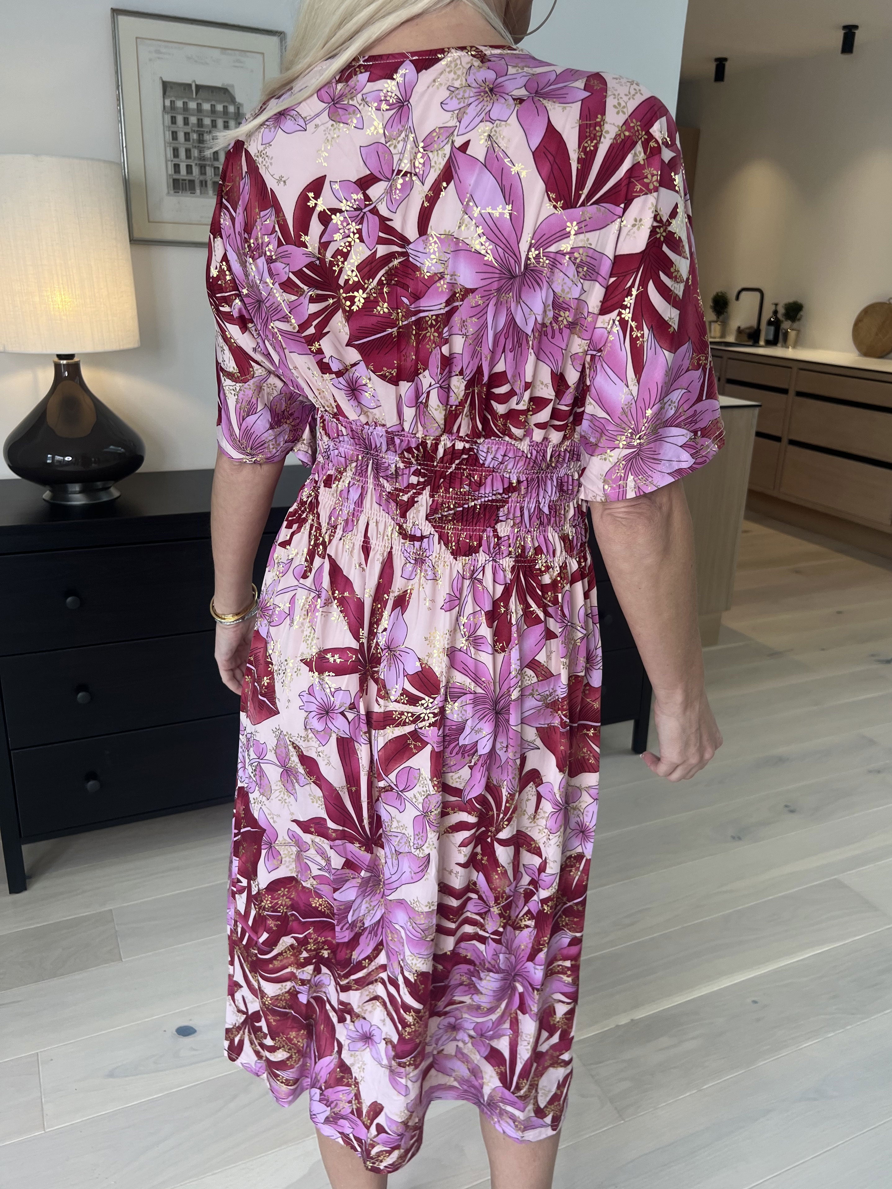 Pams Midi - Elastisk blomstret kjole i krølfrit stof